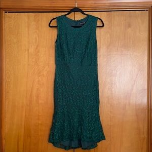 Sleeveless green lace dress with sparkles
